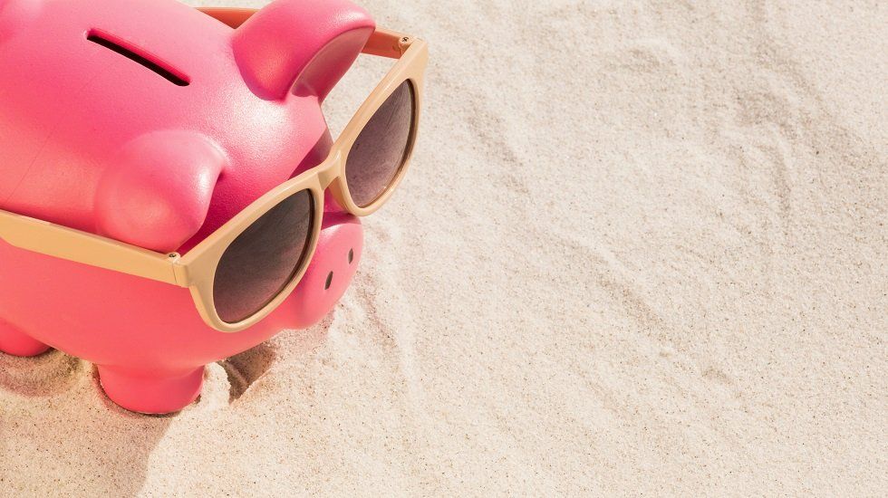 Los consumidores españoles ahorran un 3% más en agosto