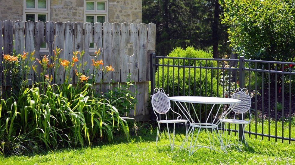 Reformas que puedes hacer para mejorar tu patio pequeño - Fotocasa Life - Casas reformadas, Pisos reformados, Reforma, Reformar una vivienda - Hogar - Tener un patio pequeño puede darnos la vida. ¿Estás pensando en arreglarlo? Habitissimo te propone 5 reformas sencillas para sacarle partido.