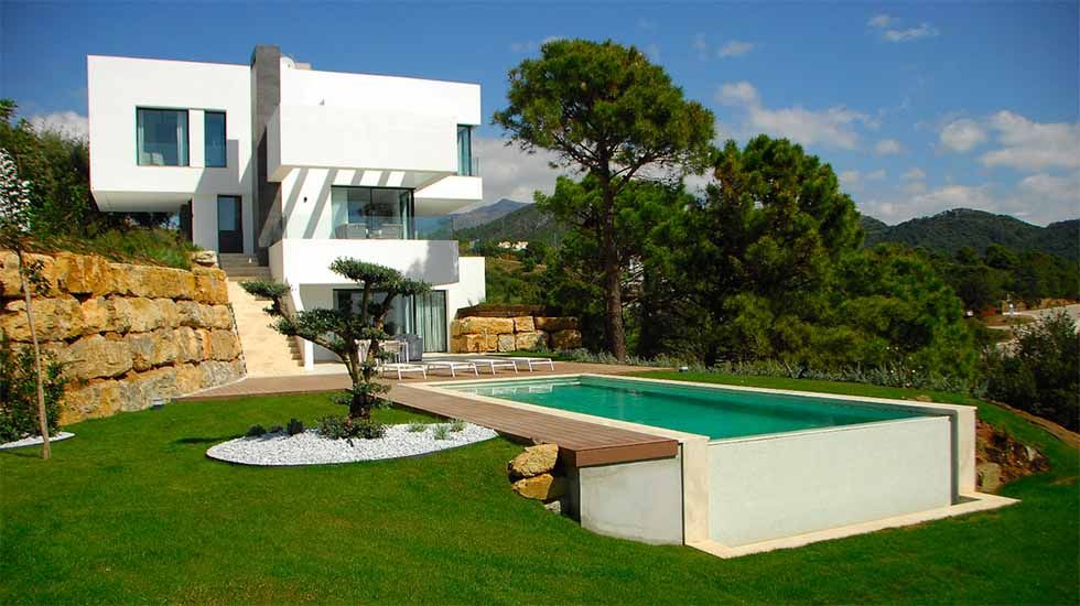 Jardines que enamoran - Fotocasa Life Moderna casa con jardín y piscina