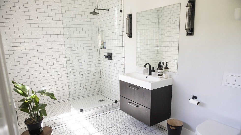 ¿Cambio de bañera por ducha? Claves para elegir correctamente - Fotocasa Life - Ducha - Reformas - ¿Vas a hacer el cambio definitivo de bañera por ducha? Esto es todo lo que debes tener en cuenta para elegir correctamente.