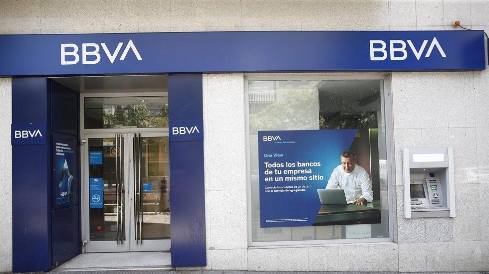 Los bancos abren hoy sus oficinas extremando precauciones