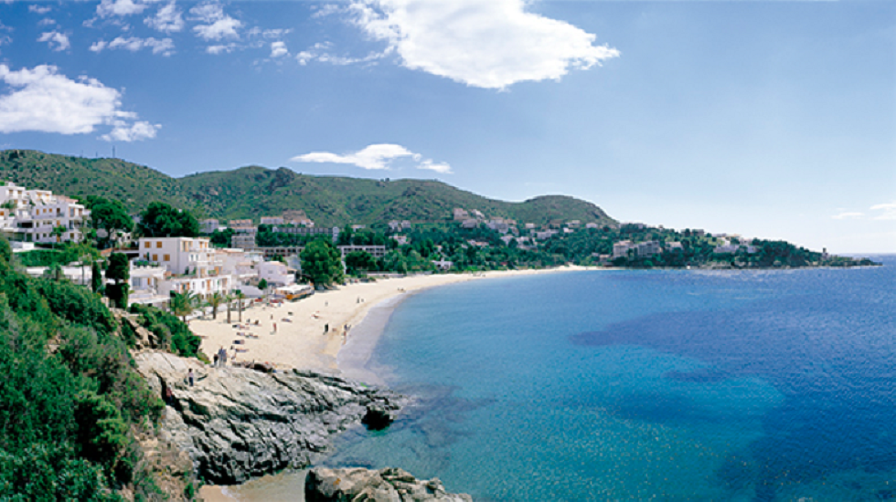 10 destinos imprescindibles para viajar este verano por España - Fotocasa Life Roses en Girona