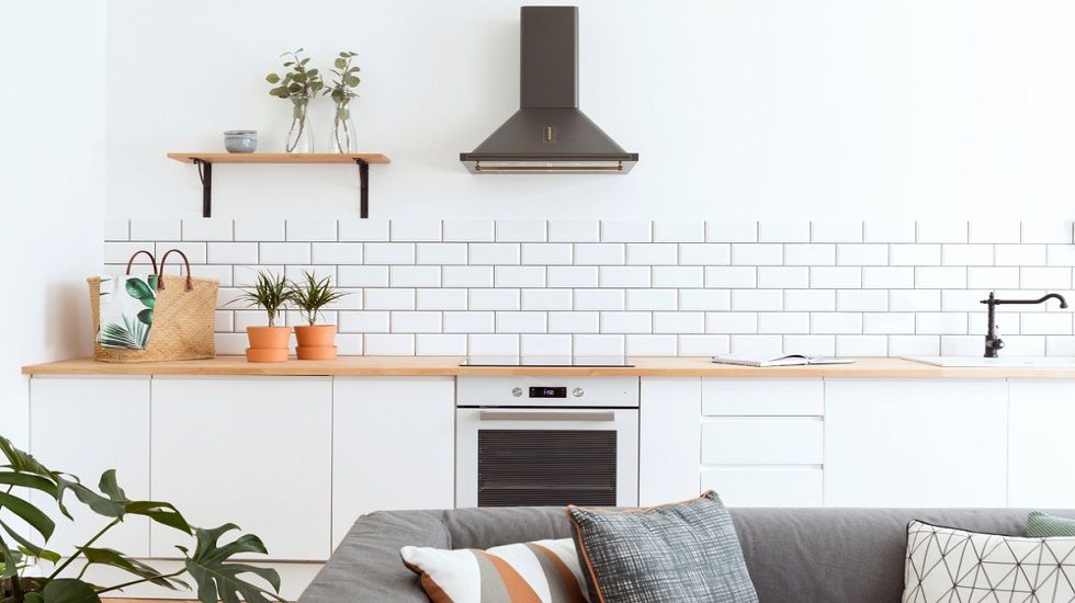 cambia la cocina Reforma de viviendas: ideas para las vacaciones de verano - Fotocasa Life - Cocinas, Decoración de verano, Planificación reforma, propósitos verano, Proyecto de reforma, reforma cocina, Reformar una vivienda, Reformas baños - Inspiración - El verano es el mejor momento para realizar alguna modificación en tu vivienda. Los días son más largos, si algo tiene que secarse con el calor lo hace antes y si estás de vacaciones, a lo mejor es el momento de animarte y hacer aquella reforma para volver a estrenar casa en septiembre. Desde la plataforma habitissimo te ofrecen una serie de ejemplos de proyectos que puedes hacer en casa durante tus vacaciones.
