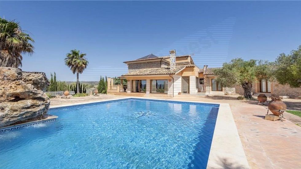 casa con fachada de piedra 