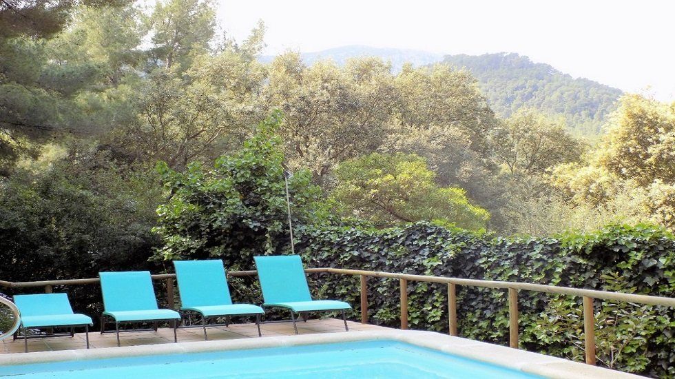 Un verano diferente en la montaña - Fotocasa Life - Alquiler verano, Apartamentos en la montaña, casas con vistas a la montaña, Casas de montaña, Casas en la montaña, casas en la naturaleza, Viviendas de verano, Viviendas en la montaña, Viviendas en la naturaleza - Inspiración - En este verano tan anómalo, donde el turismo internacional queda en muchas ocasiones descartado, es el momento de aprovechar y conocer más a fondo nuestro territorio y los increíbles lugares que esconde. Afortunadamente, podemos elegir dónde queremos pasar las vacaciones: si nos gusta más la opción de sol y playa o, por el contrario, somos de perdernos por la montaña.