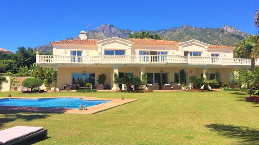 impresionante villa Diez bonitos chalets en alquiler - Fotocasa Life - Alquilar, Alquiler de viviendas, Bonitas casas con jardín, Casas con jardín, Casas de alquiler, Chalets, chalets increíbles, Increíbles chalets - Alquiler - A continuación os traemos una bonita selección de diez chalets en alquiler distribuidos por toda la geografía española: