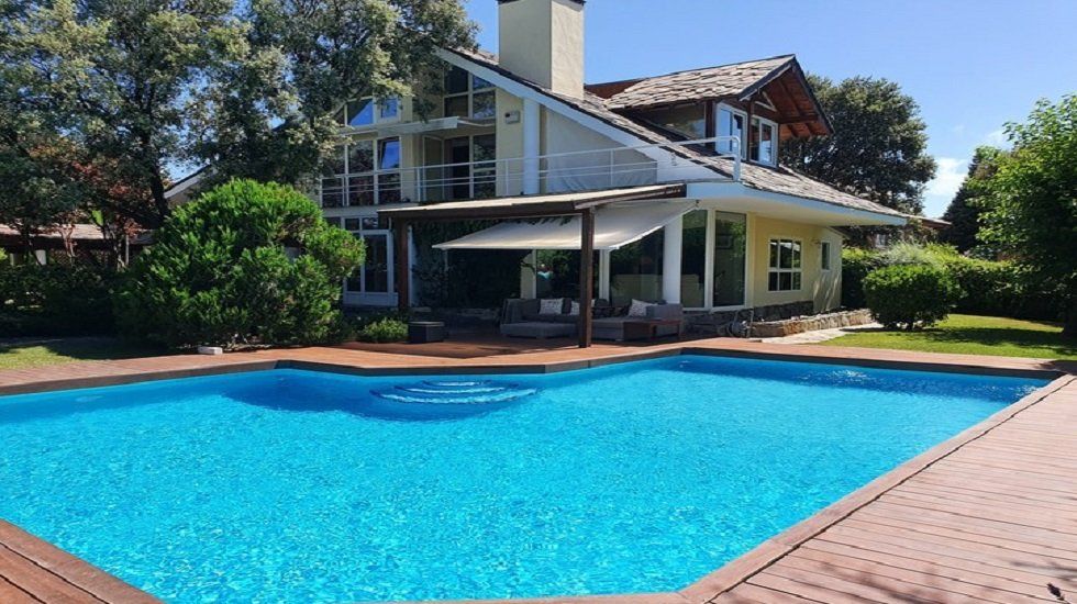 casa en Los Arroyos Diez bonitos chalets en alquiler - Fotocasa Life - Alquilar, Alquiler de viviendas, Bonitas casas con jardín, Casas con jardín, Casas de alquiler, Chalets, chalets increíbles, Increíbles chalets - Alquiler - A continuación os traemos una bonita selección de diez chalets en alquiler distribuidos por toda la geografía española: