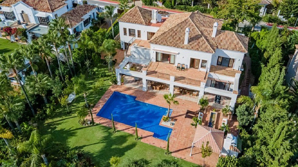 elegante villa en Marbella Diez bonitos chalets en alquiler - Fotocasa Life - Alquilar, Alquiler de viviendas, Bonitas casas con jardín, Casas con jardín, Casas de alquiler, Chalets, chalets increíbles, Increíbles chalets - Alquiler - A continuación os traemos una bonita selección de diez chalets en alquiler distribuidos por toda la geografía española: