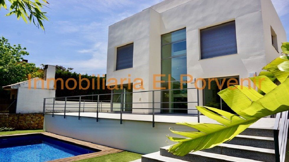 casa en Valencia Diez bonitos chalets en alquiler - Fotocasa Life - Alquilar, Alquiler de viviendas, Bonitas casas con jardín, Casas con jardín, Casas de alquiler, Chalets, chalets increíbles, Increíbles chalets - Alquiler - A continuación os traemos una bonita selección de diez chalets en alquiler distribuidos por toda la geografía española: