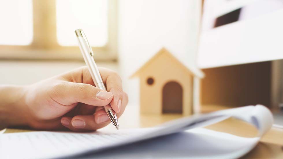 La firma de hipotecas sobre viviendas modera su caída en junio al 12,7%