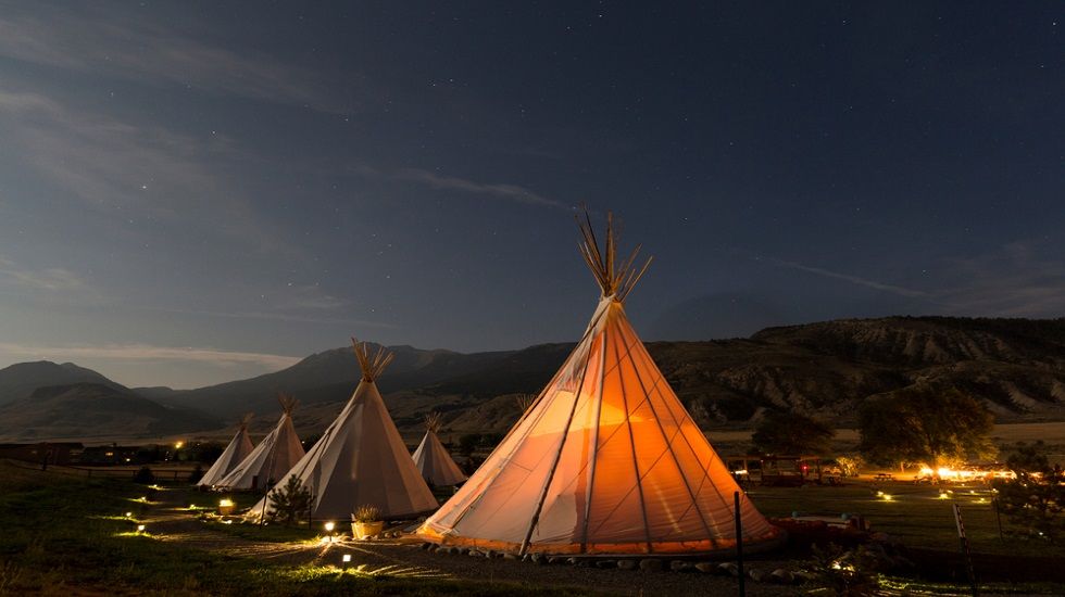 Tipi: ¿cómo es el alojamiento para vivir como un indio? - Fotocasa Life - camping, Niños en casa, Verano, Viviendas de verano - Inspiración - ¿Alguna vez has pensado cómo sería vivir como un indio? Para poder hacerlo, necesitarías un tipi. Esta palabra, que también se puede ver escrita como teepee, proviene del idioma desarrollado por una antigua tribu norteamericana (lakotas) y significa “para vivir”. Y es que, un tipi es ese tipo de tiendas con forma de cono de la que sobresalen unos palos por la punta superior y que eran la vivienda típica de las tribus norteamericanas.