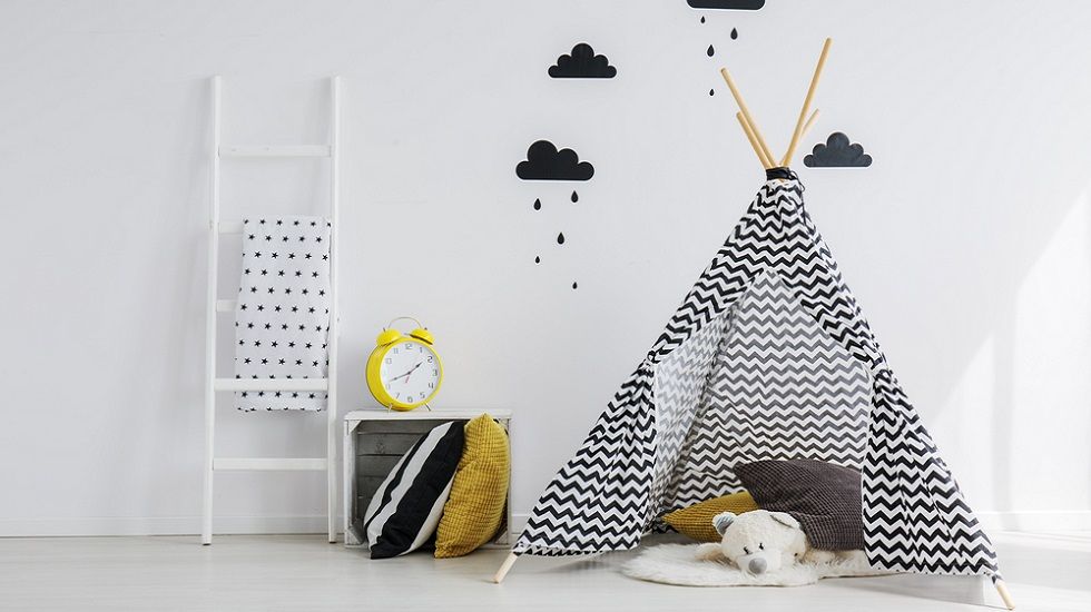 Tipi: ¿cómo es el alojamiento para vivir como un indio? - Fotocasa Life - camping, Niños en casa, Verano, Viviendas de verano - Inspiración - ¿Alguna vez has pensado cómo sería vivir como un indio? Para poder hacerlo, necesitarías un tipi. Esta palabra, que también se puede ver escrita como teepee, proviene del idioma desarrollado por una antigua tribu norteamericana (lakotas) y significa “para vivir”. Y es que, un tipi es ese tipo de tiendas con forma de cono de la que sobresalen unos palos por la punta superior y que eran la vivienda típica de las tribus norteamericanas.