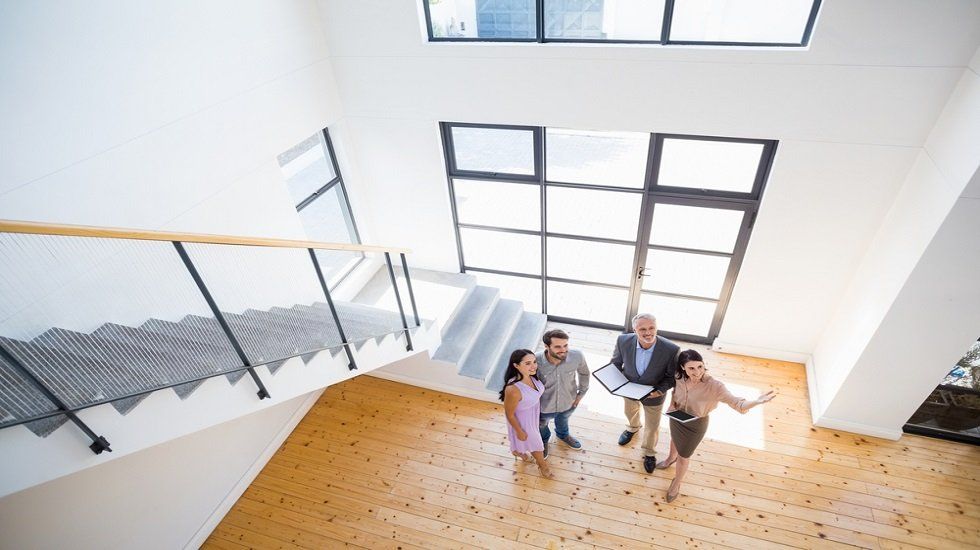 agente inmobiliario con clientes agente inmobiliario con clientes en casa en venta
