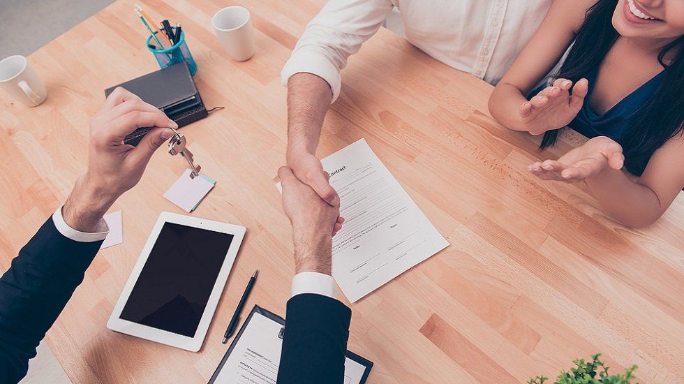 Subrogación hipotecaria: por qué cambiar tu hipoteca de banco - Fotocasa Life - abaratar cuota hipoteca, cambiar hipoteca de banco, cambio de hipoteca, Comparador hipotecas, subrogacion hipotecas - Finanzas - La subrogación hipotecaria es la operación que permite cambiar la hipoteca de banco. Principalmente se utiliza para variar el tipo de interés y la duración del préstamo, aunque es posible modificar otras condiciones, cláusulas o vinculaciones.