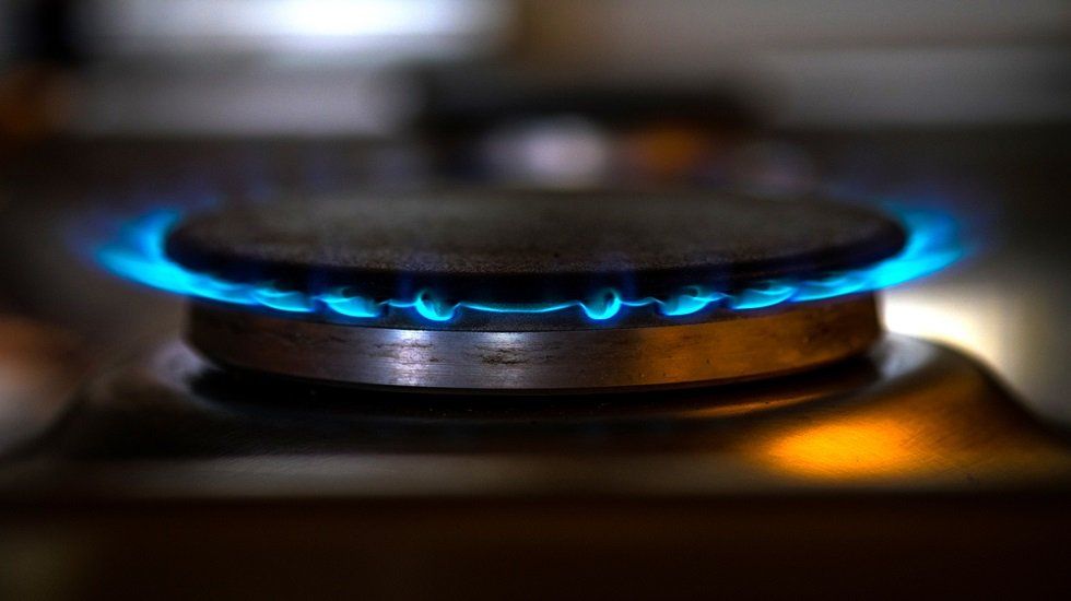 Precio de la bombona de butano: ¿realmente sale a cuenta? - Fotocasa Life - Calefacción de gas, Consumo de gas, Gas butano, Gastos - Hogar - El gas butano resulta una fuente de energía tanto o más barata que el gas natural, ya que no comporta gastos fijos, y además permite controlar su consumo de forma más consciente. Asimismo, solo requiere de una revisión obligatoria cada cinco años en las instalaciones fijas, como cocinas y calentadores, ya que en estufas no es necesario.