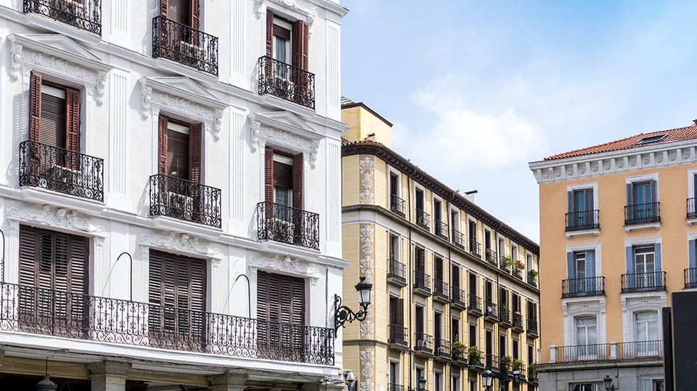 Madrileños y barceloneses recortan su presupuesto para comprar vivienda