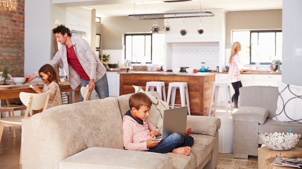 Más de la mitad de los españoles se sienten felices en casa a pesar de las restricciones