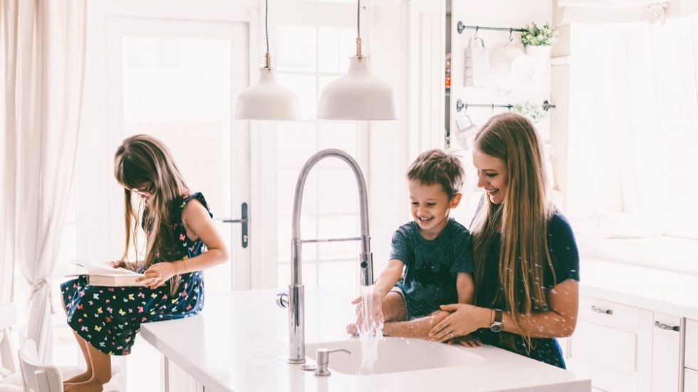 Reformas básicas para conseguir una cocina de revista - Fotocasa Life - Cocinas, decoración, reforma cocina - Reformas, Hogar - Junto al baño, la cocina es la estancia de la casa que más deterioro experimenta debido al uso diario,  la humedad y el desgaste ocasionado por otros agentes. Así que no es extraño que transcurrido el tiempo, nos veamos abocados a acometer una reforma. Además de reparar y sustituir elementos que ya no sirven, tendremos la oportunidad de modificar el diseño de una estancia en la que pasamos mucho tiempo. Este es un buen momento para hacer un lavado de cara a la cocina, pero también para mejorar las instalaciones, haciéndola más accesible, cómoda y funcional.