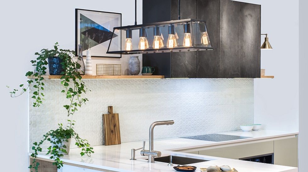 Reformas básicas para conseguir una cocina de revista - Fotocasa Life - Cocinas, decoración, reforma cocina - Reformas, Hogar - Junto al baño, la cocina es la estancia de la casa que más deterioro experimenta debido al uso diario,  la humedad y el desgaste ocasionado por otros agentes. Así que no es extraño que transcurrido el tiempo, nos veamos abocados a acometer una reforma. Además de reparar y sustituir elementos que ya no sirven, tendremos la oportunidad de modificar el diseño de una estancia en la que pasamos mucho tiempo. Este es un buen momento para hacer un lavado de cara a la cocina, pero también para mejorar las instalaciones, haciéndola más accesible, cómoda y funcional.