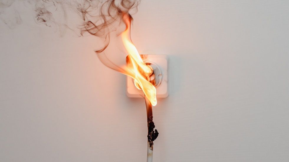 incendio en el hogar ¿Cubren los seguros del hogar los siniestros más comunes que ocurren en casa? - Fotocasa Life - averías, coberturas seguro hogar, Electrodomésticos, seguro de hogar - Seguridad - Cuando uno se plantea la conveniencia de contratar o no un seguro del hogar, en realidad, lo que muchas veces nos ocurre es que contratamos un seguro del hogar y nos olvidamos de él hasta que se produce un siniestro. Y quizá en ese momento nos damos cuenta de que cuando contratamos el seguro no prestamos demasiada atención a las coberturas y, por tanto, no adquirimos un producto ajustado a lo que nuestro hogar y nosotros mismos necesitamos.