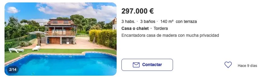 casa de madera con jardín