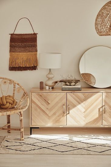 Informe de tendencias: decoración de primavera 2021 - Fotocasa Life - Cambiar decoración casa, Colores, decoración, Decoración de comedores, Decoración de dormitorios, Diseño interiores, ideas hogar, inspiración, Muebles, Plantas, Primavera, Tendencias - Decoración - Con la llegada de la primavera y, por tanto, del buen tiempo, apetece renovar la decoración de nuestras casas. ¿Quieres saber qué tendencias de decoración estarán de moda? Las palabras clave esta primavera serán naturaleza, comodidad y minimalismo. Te contamos las cinco tendencias de decoración de primavera 2021.