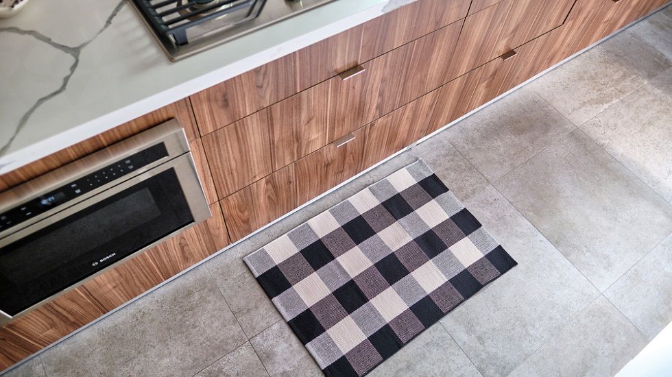 Reformas básicas para conseguir una cocina de revista - Fotocasa Life - Cocinas, decoración, reforma cocina - Reformas, Hogar - Junto al baño, la cocina es la estancia de la casa que más deterioro experimenta debido al uso diario,  la humedad y el desgaste ocasionado por otros agentes. Así que no es extraño que transcurrido el tiempo, nos veamos abocados a acometer una reforma. Además de reparar y sustituir elementos que ya no sirven, tendremos la oportunidad de modificar el diseño de una estancia en la que pasamos mucho tiempo. Este es un buen momento para hacer un lavado de cara a la cocina, pero también para mejorar las instalaciones, haciéndola más accesible, cómoda y funcional.