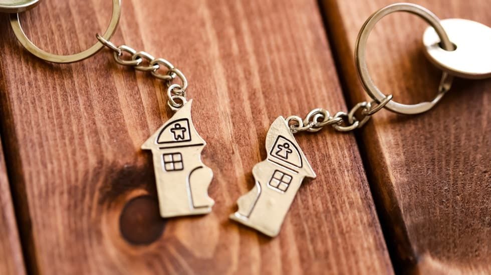 ¿Qué impuestos se pagan por vender una casa en caso de divorcio? - Fotocasa Life - coronavirus, Impuestos, IRPF, matrimonio, Plusvalía municipal, vender una vivienda, Vivienda y divorcio - Fiscalidad - En estos casos, la venta de la casa tras el divorcio es una de las soluciones más habituales y uno de los aspectos que más les suele preocupar a las parejas que atraviesan este trance es el de la fiscalidad: ¿qué impuestos hay que pagar por vender una casa por el divorcio?, ¿cómo se reparte este pago entre las partes? El comparador financiero HelpMyCash.com nos aclara estas cuestiones.
