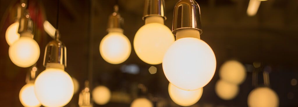 OCU estima que la factura de la luz será en abril casi un 60% más cara que en los últimos 8 años