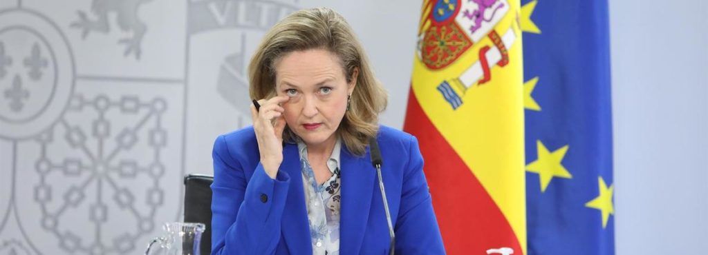 Calviño estima que los fondos europeos empezarán a llegar en junio y critica al PP