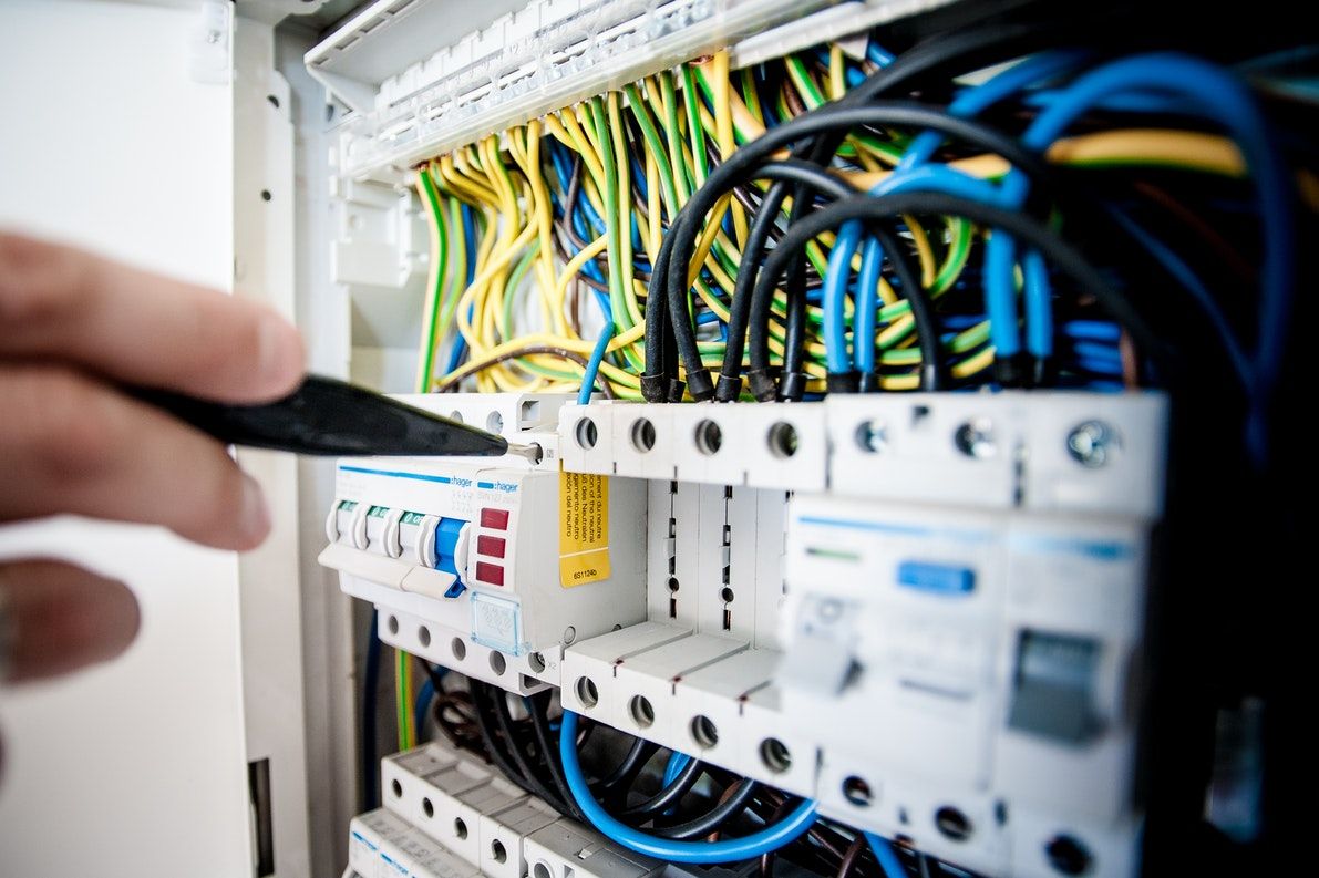 Ayudas a la rehabilitación de viviendas: 5 reformas que puedes subvencionar - Fotocasa Life mejorar la instalacion electrica para que sea mas eficiente