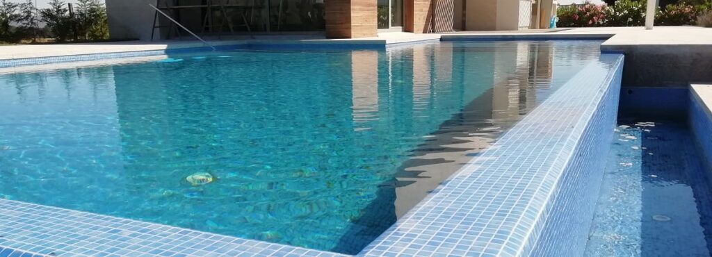 Cómo poner a punto una piscina con cloración salina antes del verano