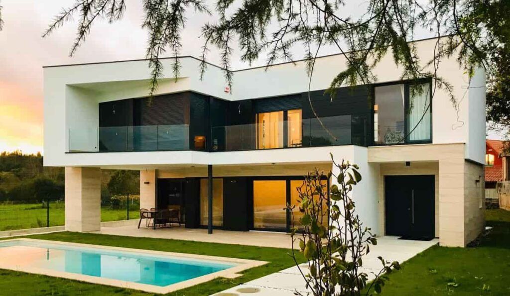 casa con piscina de agua salada