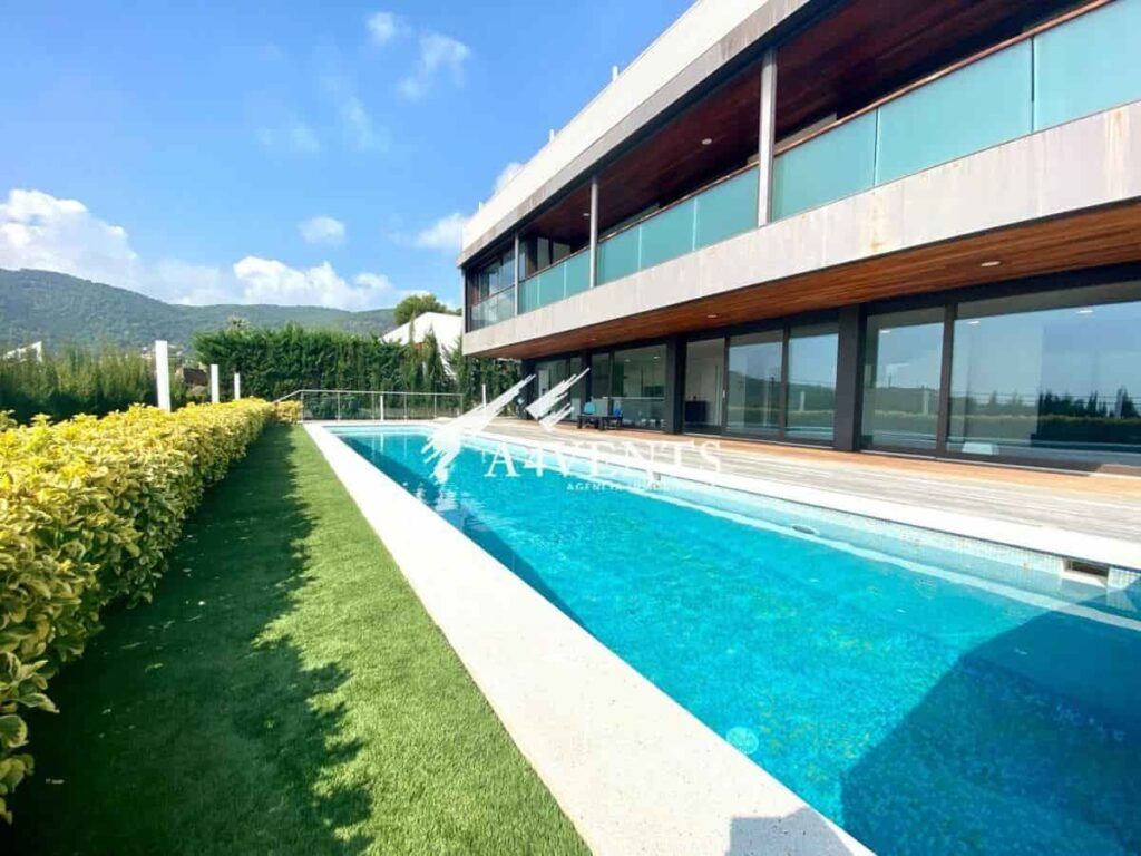 casa con piscina xtreme en el jardín