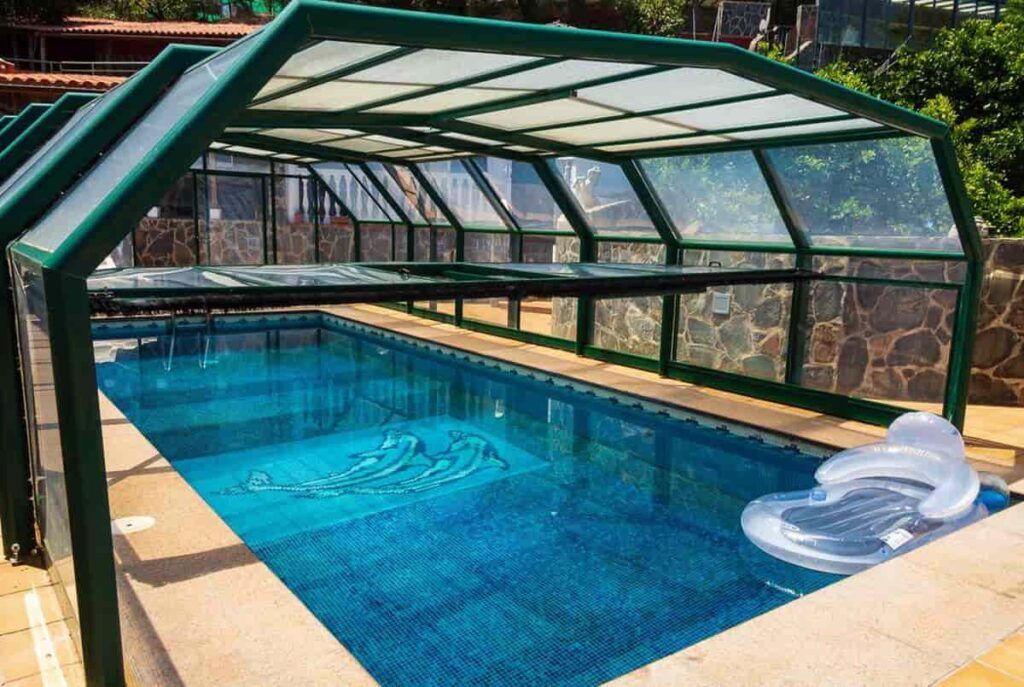 casa con piscina con cubierta telescópica