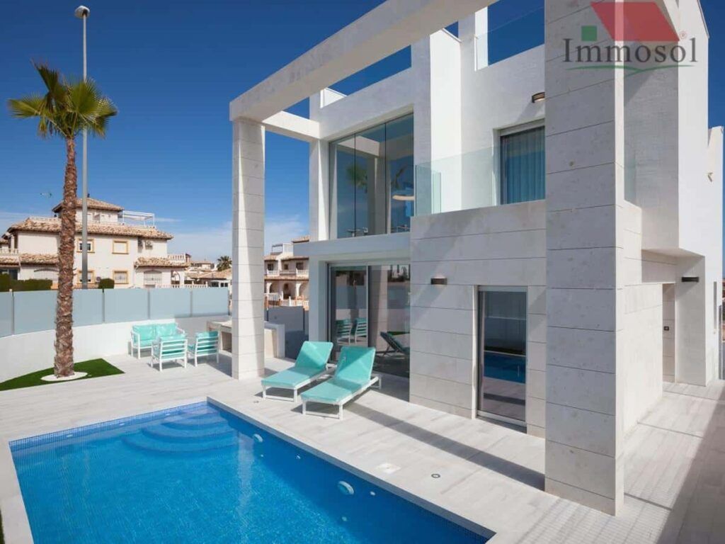 casa moderna con columnas y piscina