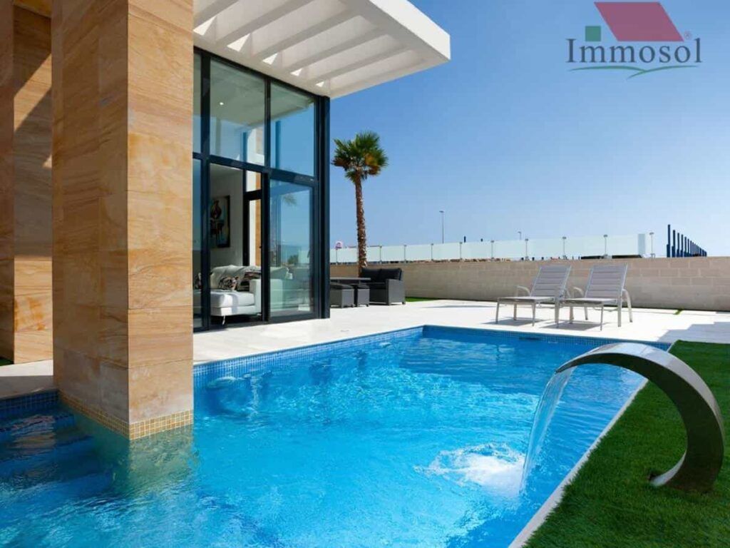 casa con piscina y chorros