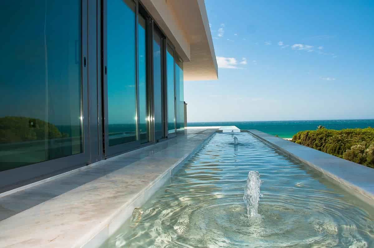 casa con piscina y vistas al mar