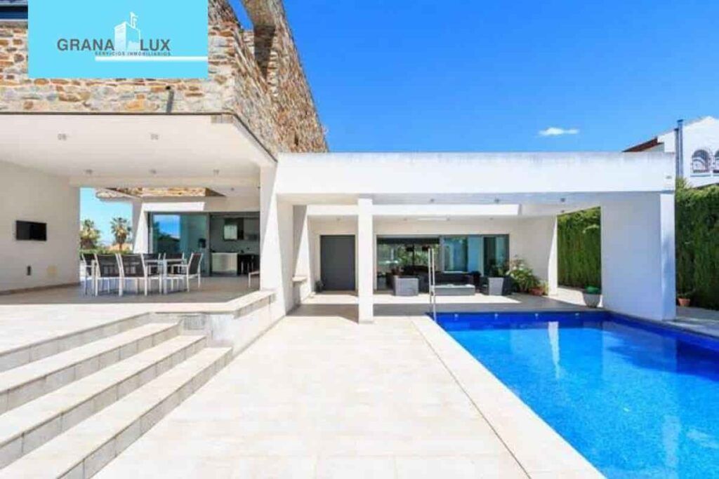 casa con piscina y zona de bar