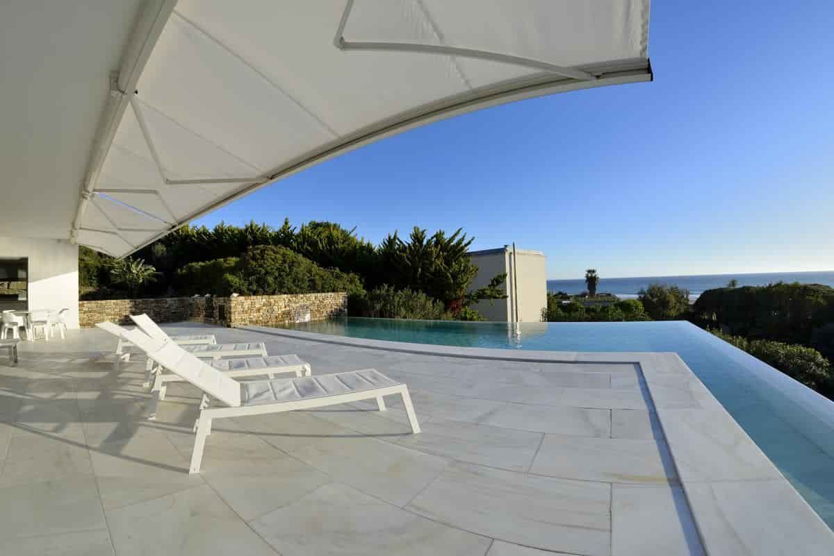 casa con piscina y vistas al mar