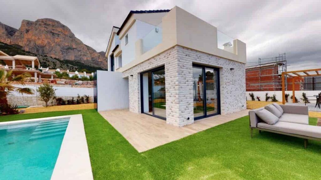 casa con piscina entre el mar y la montaña