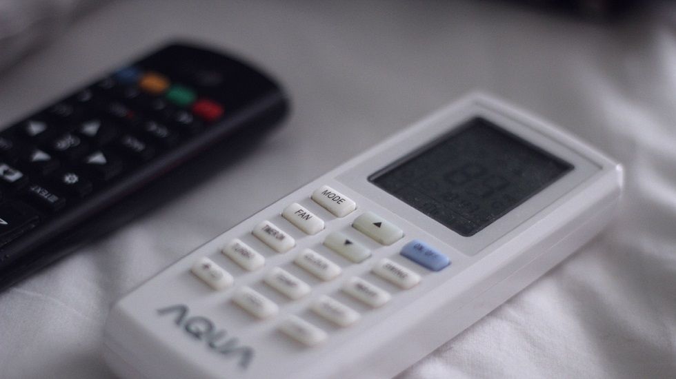 control del aire acondicionado 5 consejos para poner a punto el aire acondicionado - Fotocasa Life - Aire acondicionado, calor en casa, Consejos, hogar - Hogar - Después de varios meses de bajas temperaturas ha llegado el momento de revisar que nuestros equipos de aire acondicionado sigan funcionando correctamente. Por este motivo, resulta imprescindible hacer una serie de comprobaciones para garantizar que son seguros e igual de eficientes que el primer día.