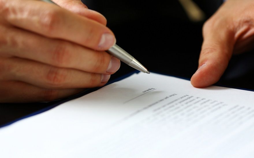 elegir un buen banco ¿Cómo elegir el banco con el que firmar mi hipoteca? - Fotocasa Life - Bancos, contratar hipoteca - Finanzas - Llegado el momento de comprar una vivienda y contratar hipoteca, todos queremos conseguir la mejor oferta posible en función de nuestras necesidades. Pero debemos tener en cuenta que no todos los bancos ofrecen hipotecas para cualquier finalidad, por ejemplo, una autopromoción, o no todos los bancos ofrecen la misma cantidad de financiación, entre otros. Veamos algunos aspectos que pueden ayudarnos a elegir con qué banco firmar nuestra hipoteca.