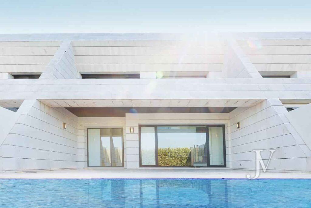 casa con piscina energéticamente eficiente