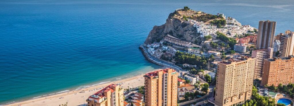 Solvia ofrece viviendas a precios ajustados en los enclaves de playa más turísticos de España
