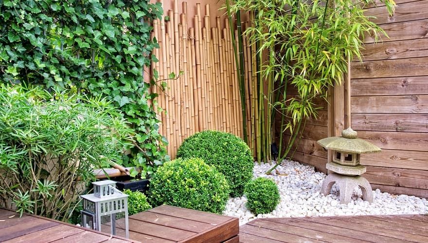 decoración de jardín con bambú y madera
