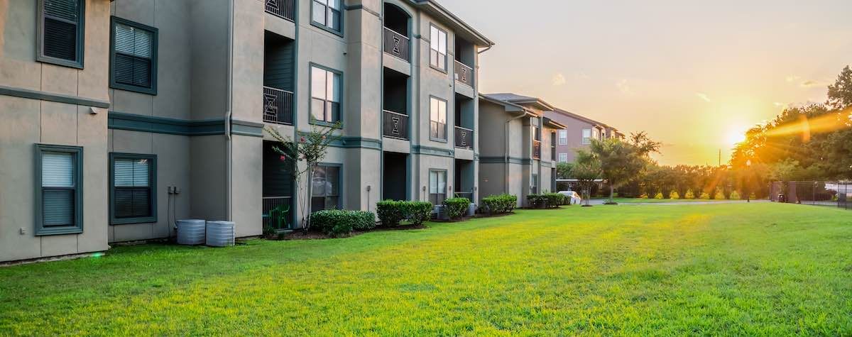 Piscina y jardín ya encarecen el precio de una vivienda en más del 22% - Fotocasa Life Piso con jardín