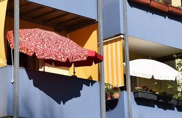 Tipos de toldos y sombrillas para tu balcón, ¿cuál te conviene más?