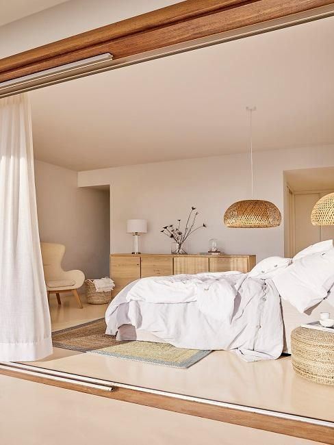 Dormitorio decorado al estilo ibicenco