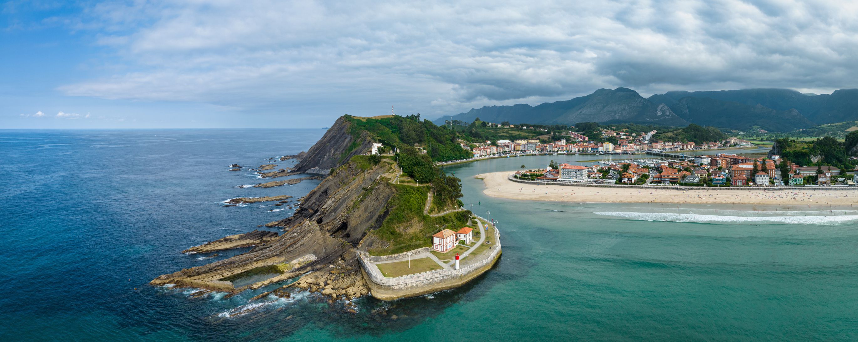 Playa de Santa Marina en Ribadesella Asturias, pueblo en playa menos turística para vivir en el norte de España